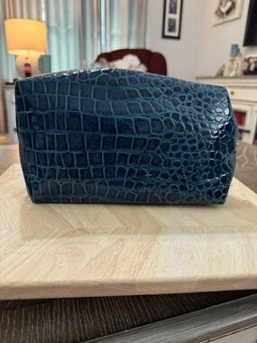 Estee Lauder turquoise faux leather makeup cosmetic travel pouch.